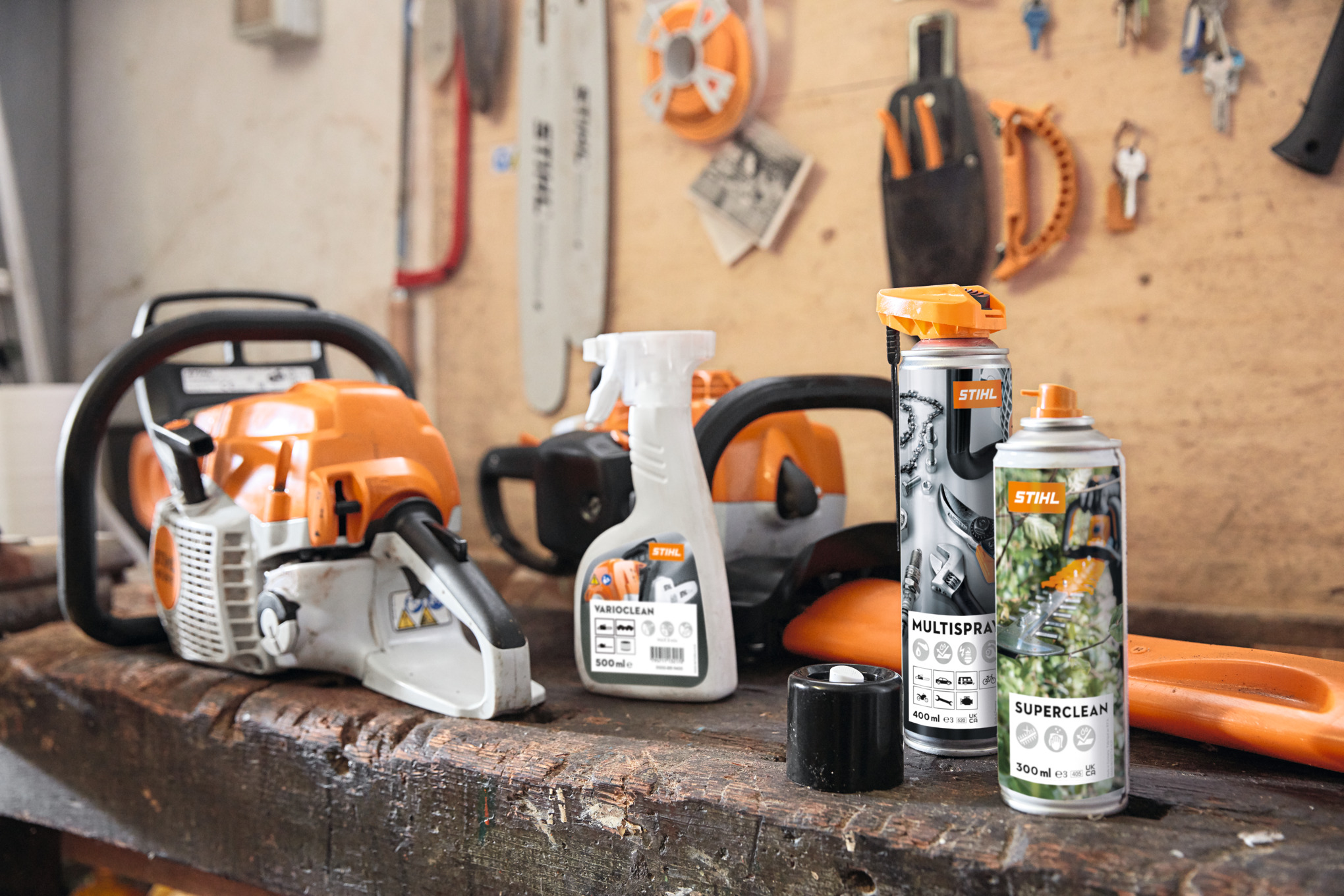 Agente de limpieza STIHL en un banco de trabajo en un taller