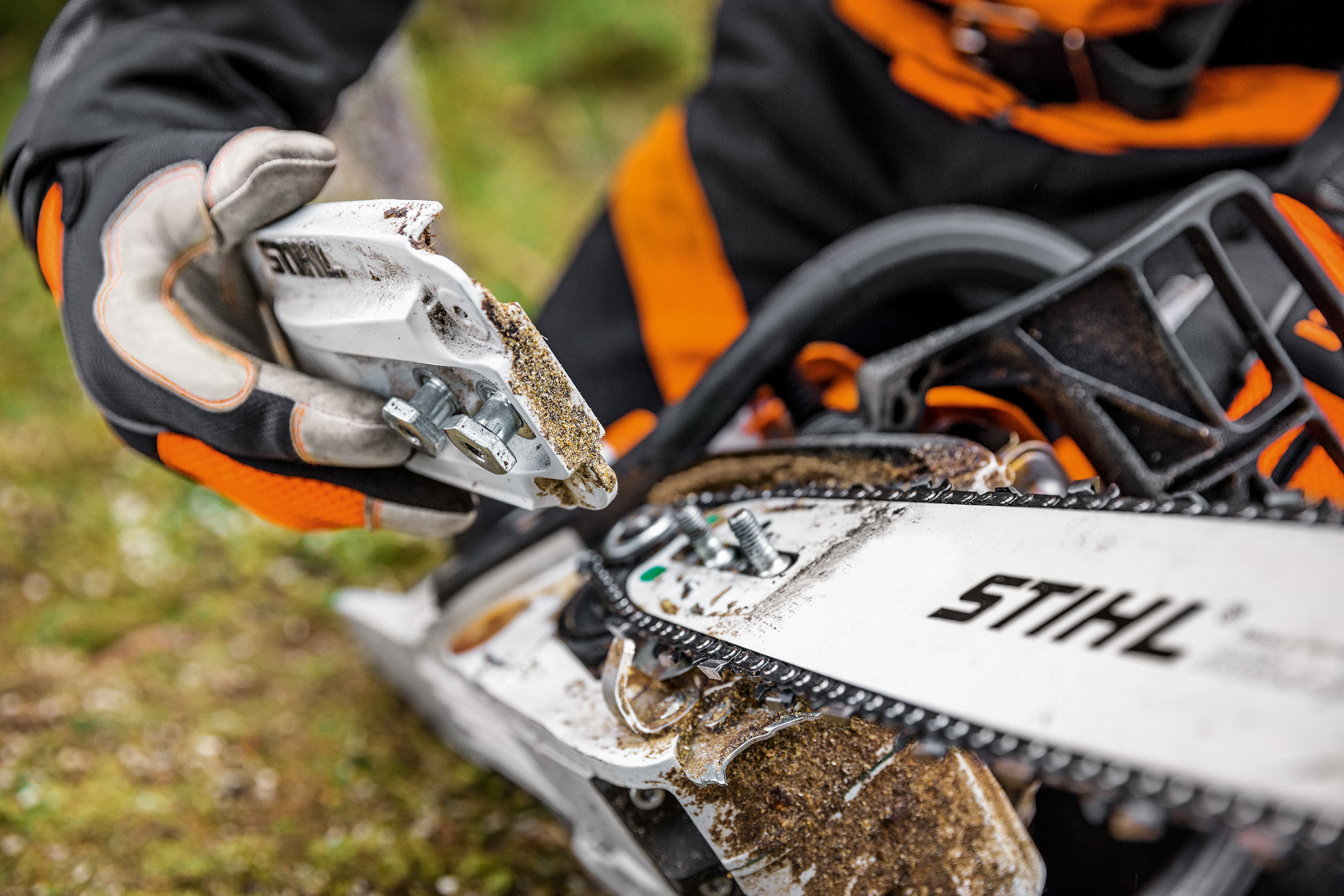 Primer plano de la cubierta del piñón cadena retirado de una motosierra de gasolina STIHL MS 261 C-M 