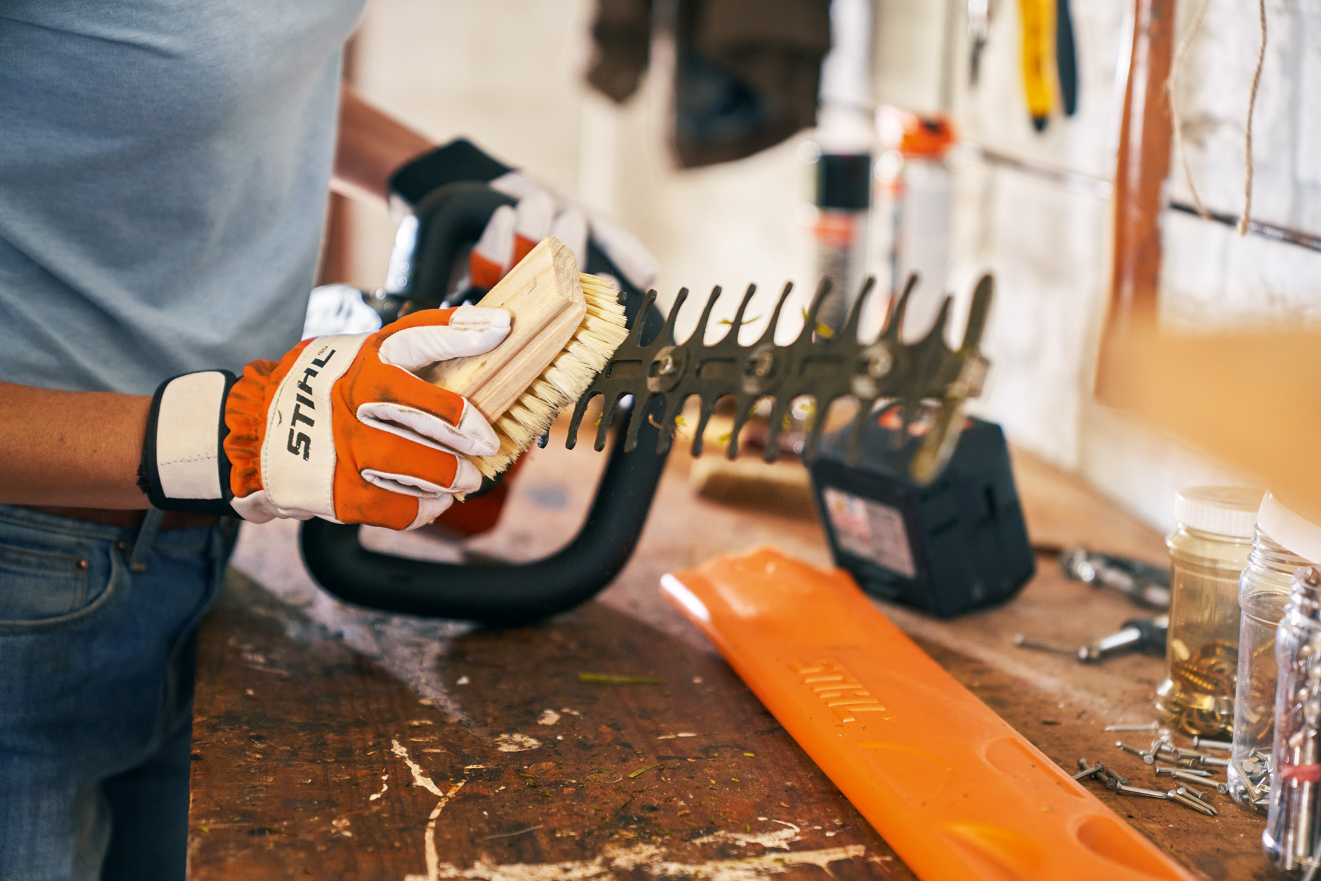 Cuidado del cortasetos: el cortasetos de batería STIHL HSA 56 se limpia con un cepillo