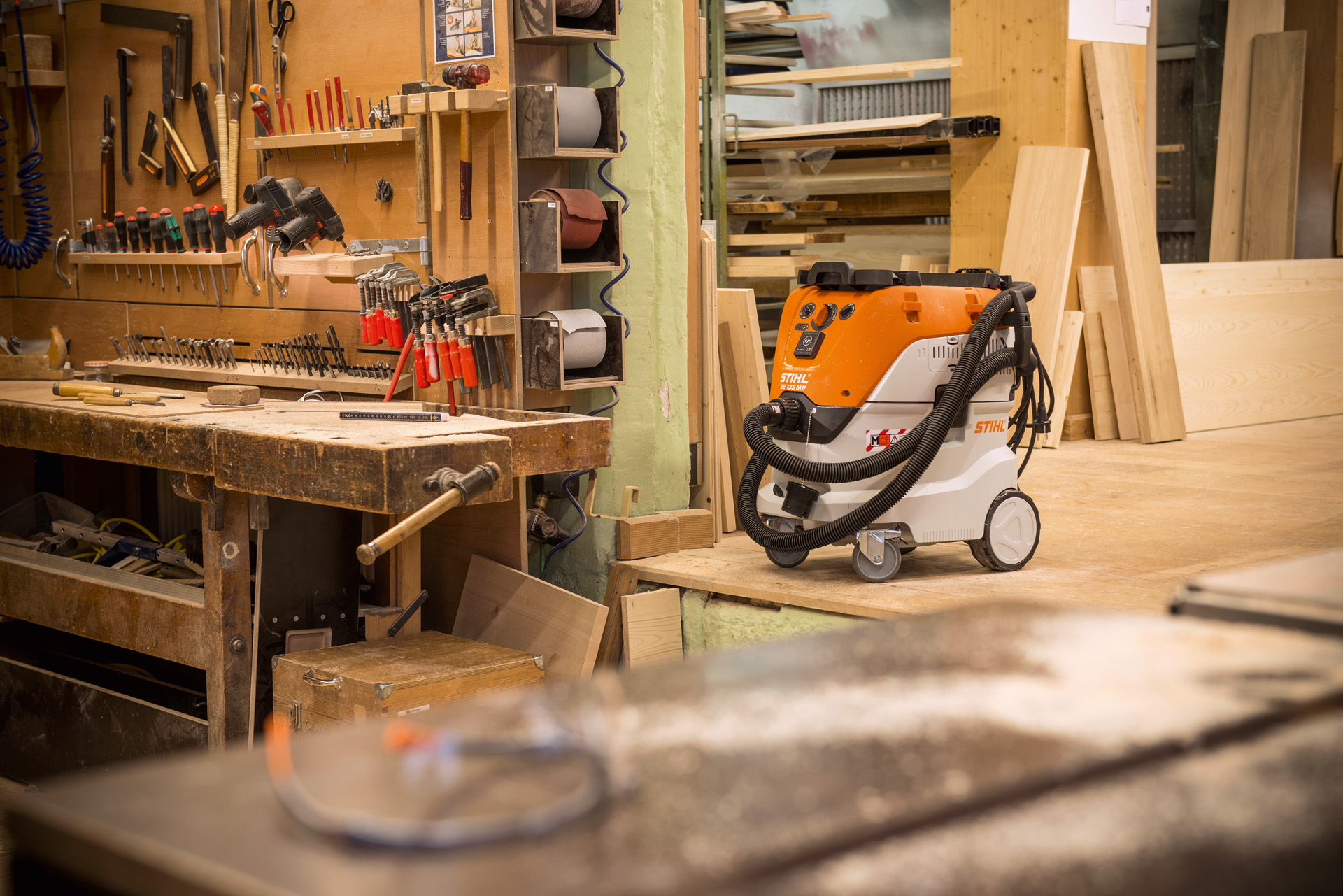 Aspirador de sólidos y líquidos STIHL SE 133 ME en un taller