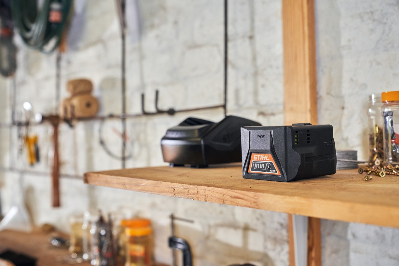Dos baterías con tecnología de batería STIHL se encuentran en un estante en un taller.