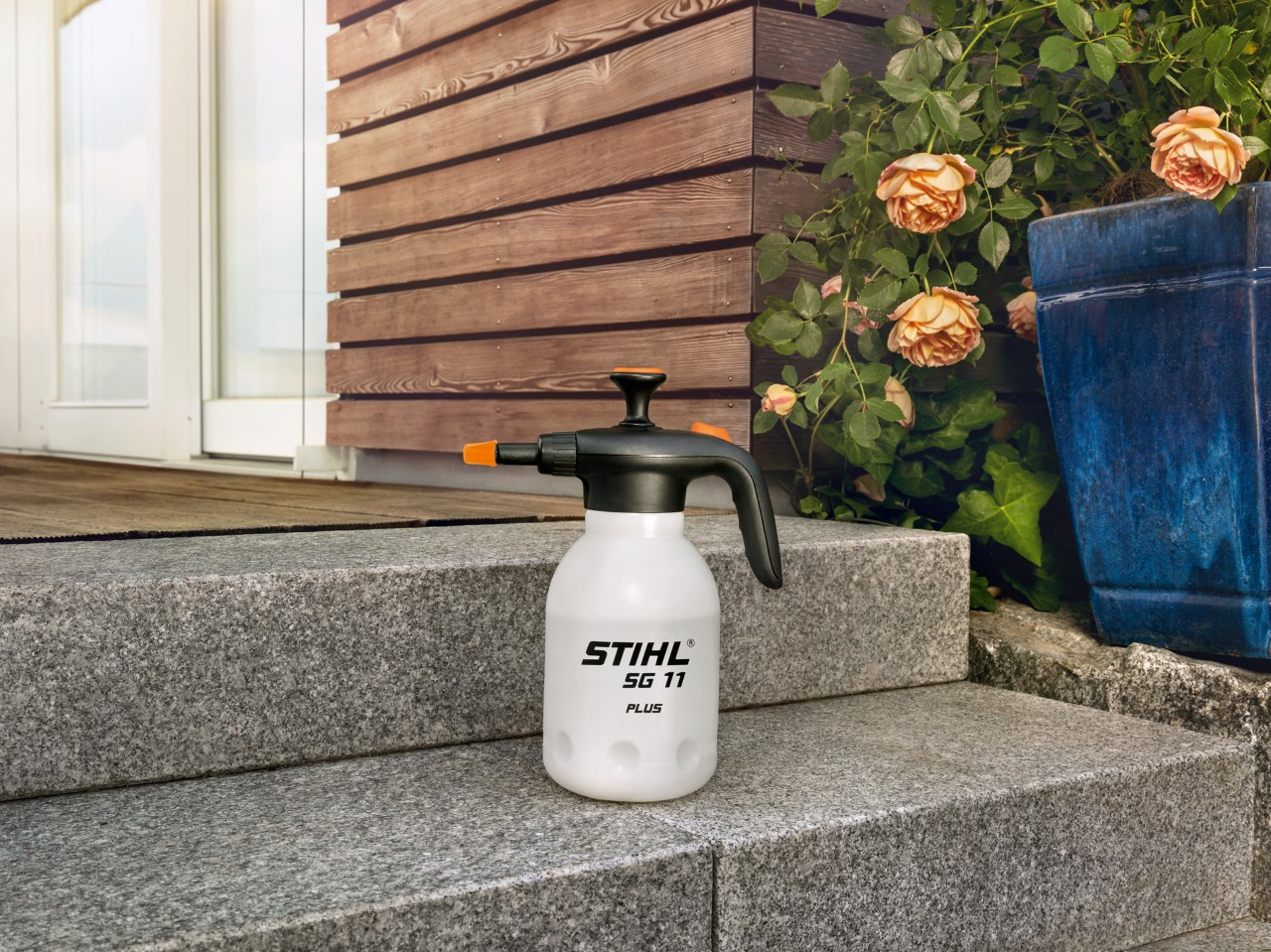 El pulverizador manual STIHL SG 11 Plus en los escalones de una terraza