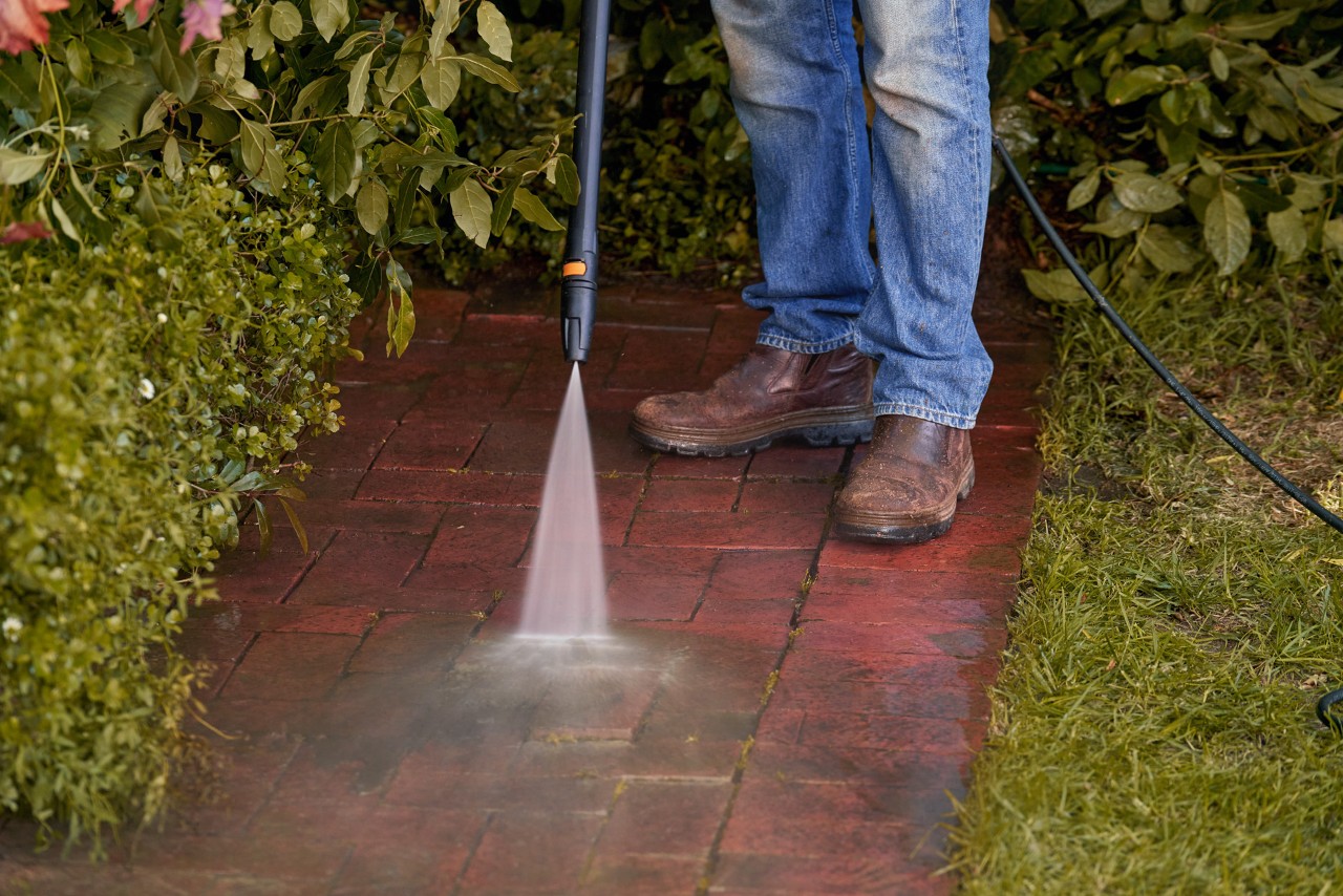 Limpieza de pavimento en el jardín con una hidrolimpiadora STIHL RE 110