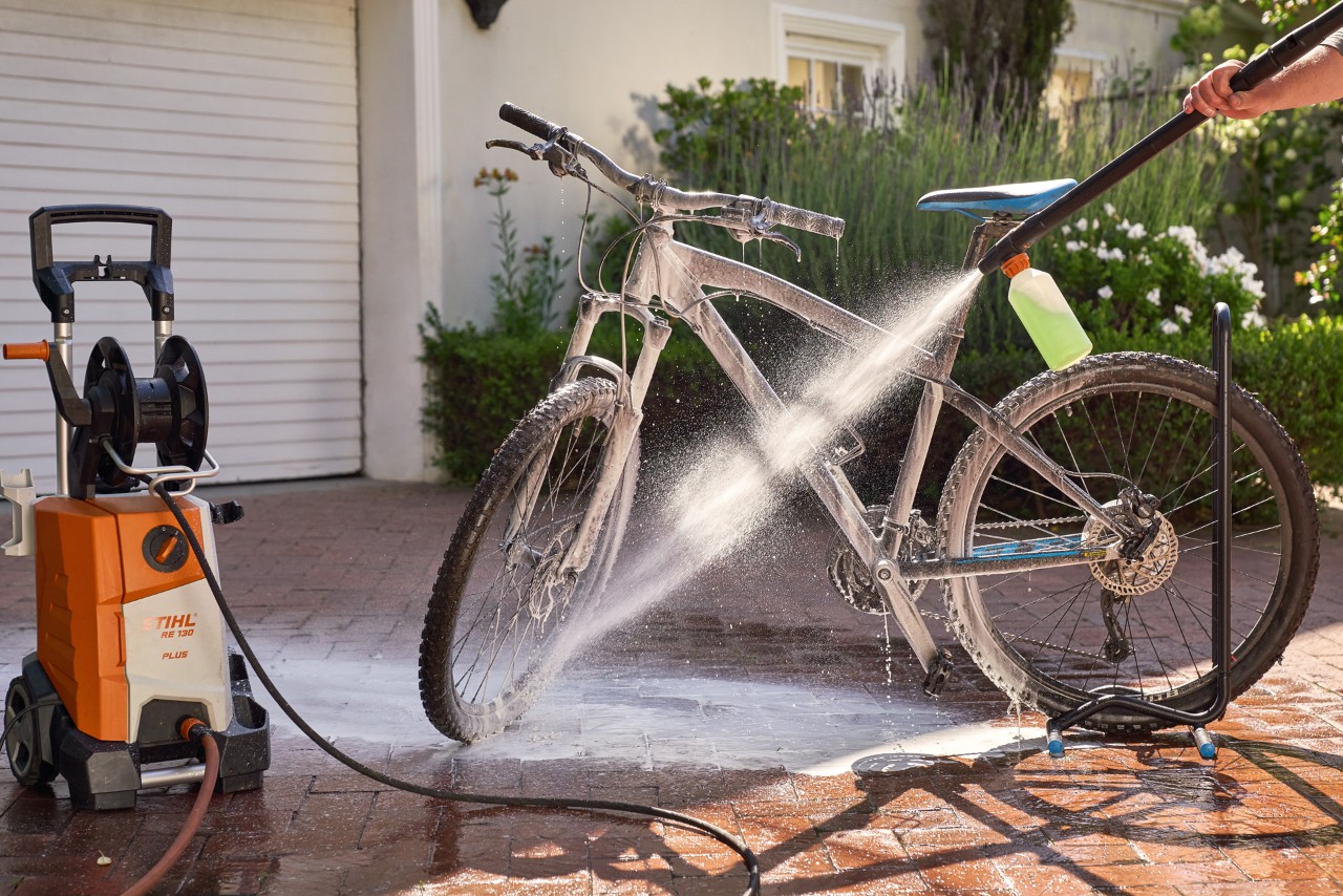 Uso de una hidrolimpiadora STIHL RE 130 plus con boquilla de espuma y champú para vehículos para limpiar la bicicleta.