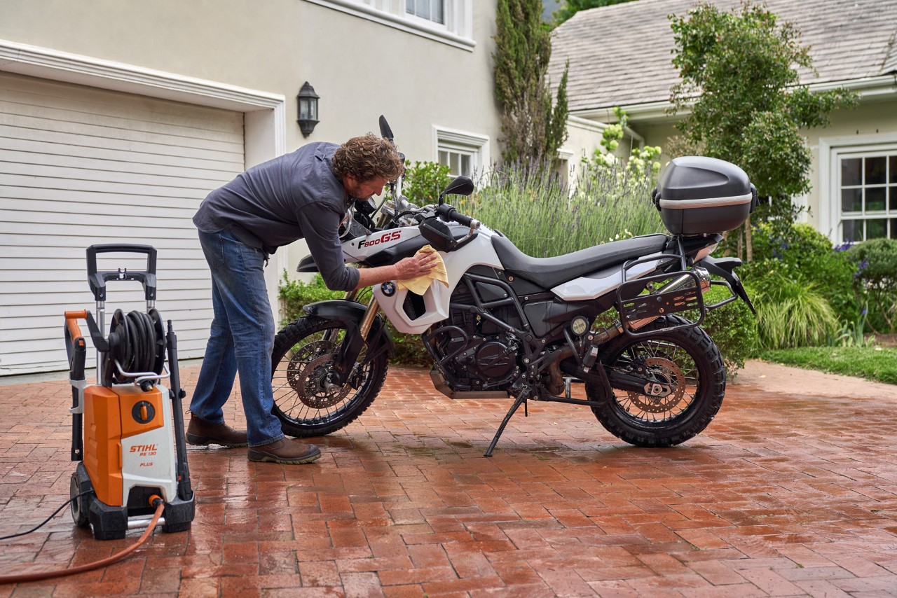 No te olvides de secar bien la moto. Este paso es importante para evitar que se forme óxido. Utiliza una gamuza o un paño de microfibra suave para eliminar la humedad. Con el paño de microfibra hay menos riesgos de dañar la pintura. Si tienes compresor, utiliza un chorro de aire para ayudarte a eliminar el agua de cualquier zona de difícil acceso.