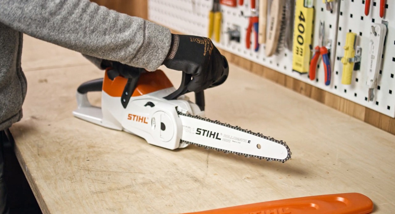 Un hombre montando una motosierra de batería STIHL MSA 120