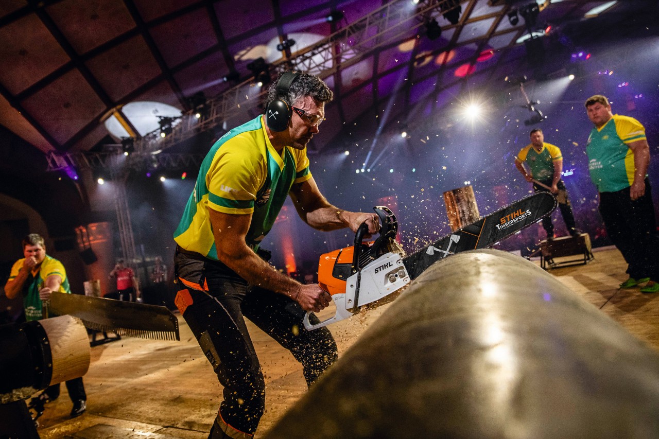 Unos leñadores que compiten en el escenario del Campeonato Mundial STIHL TIMBERSPORTS® 2018 en Liverpool