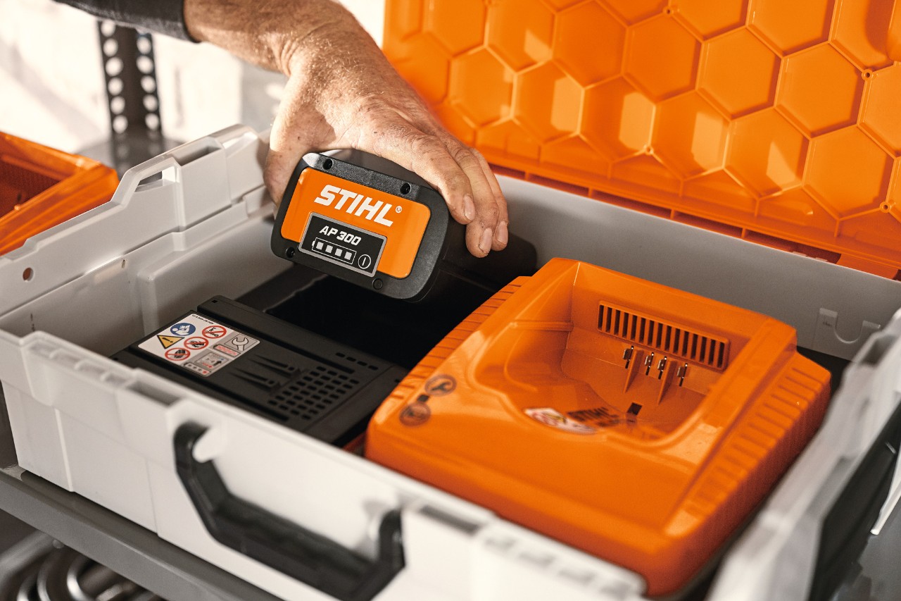 Caja de batería STIHL con batería de litio-ion AP 300 y equipo para cargar