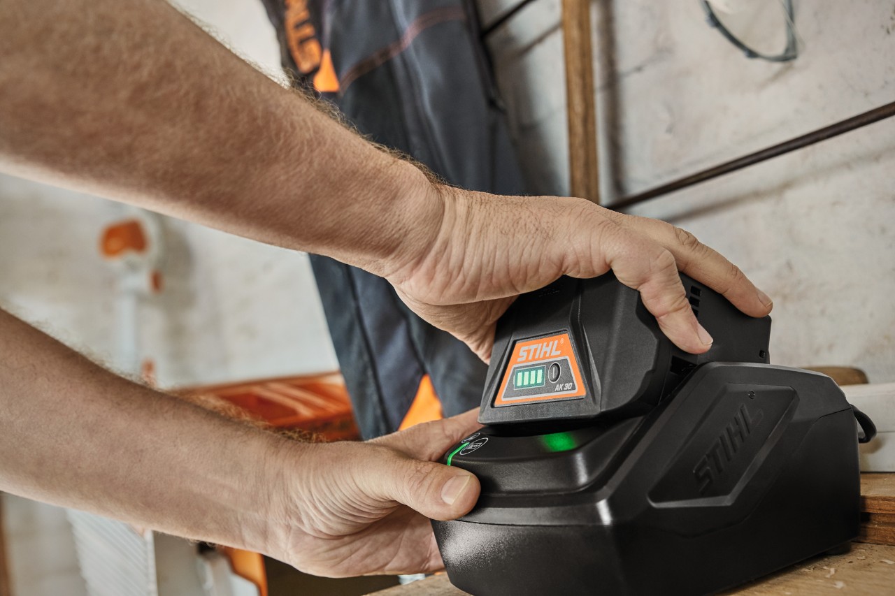 Batería de litio-ion STIHL AK 30 durante la carga en la estación de carga