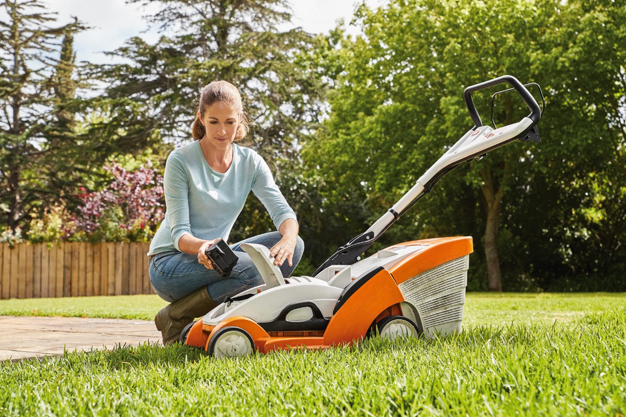 Cortar el césped correctamente con el cortacésped de batería STIHL 339 C