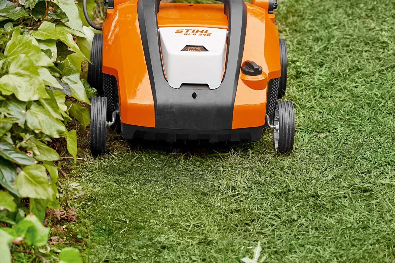 Primer plano del escarificador de batería STIHL RLA 240 antes de echar arena al césped