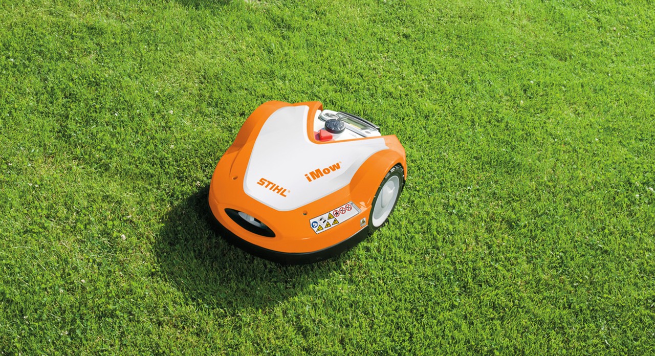 Robot cortacésped STIHL iMOW® RMI 632 con función de mulching en césped ornamental verde