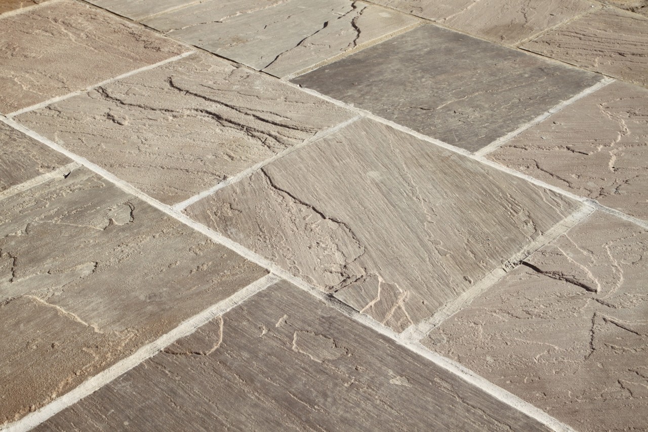 Primer plano de un suelo de azulejos de piedra natural