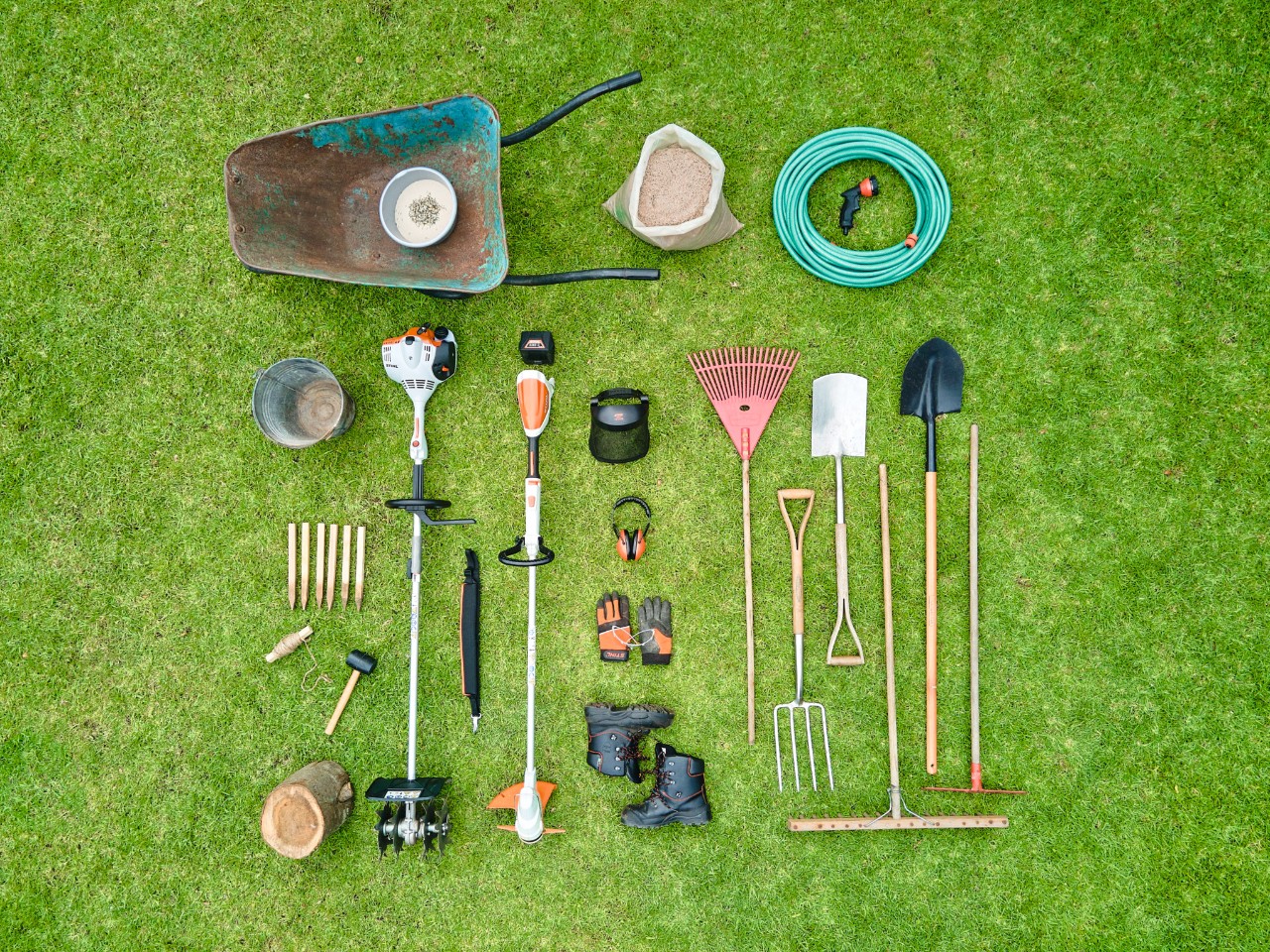Herramientas y máquinas para crear un campo de flores silvestres en tu jardín, incluida una desbrozadora a batería 