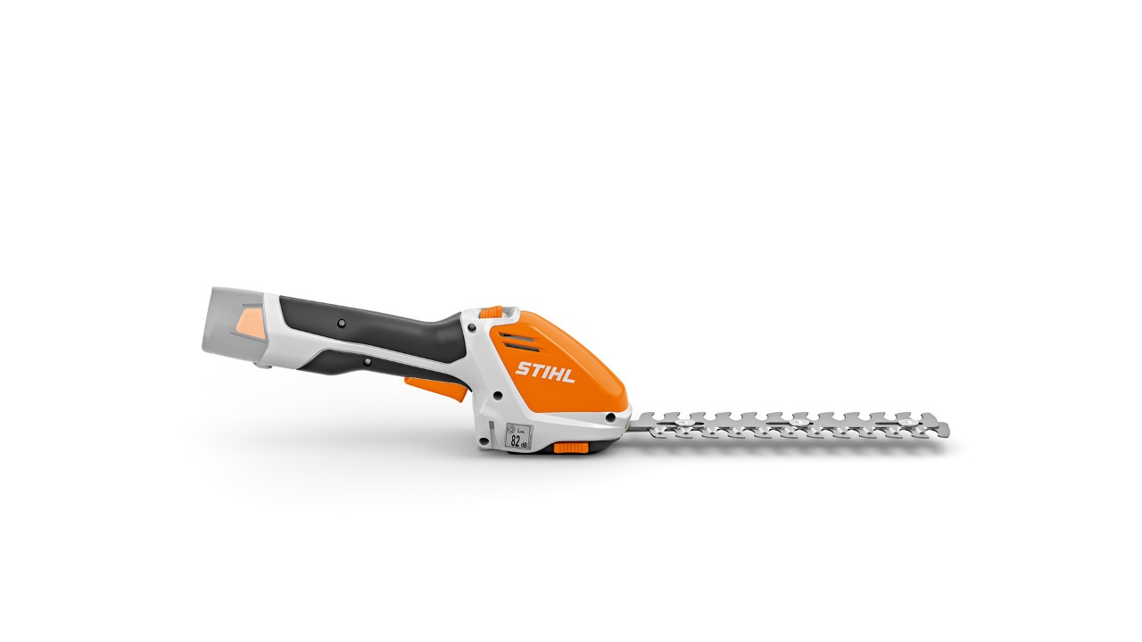 Cortasetos de batería STIHL HSA 26 para setos altos, arbustos y plantas próximas al suelo en jardines pequeños.