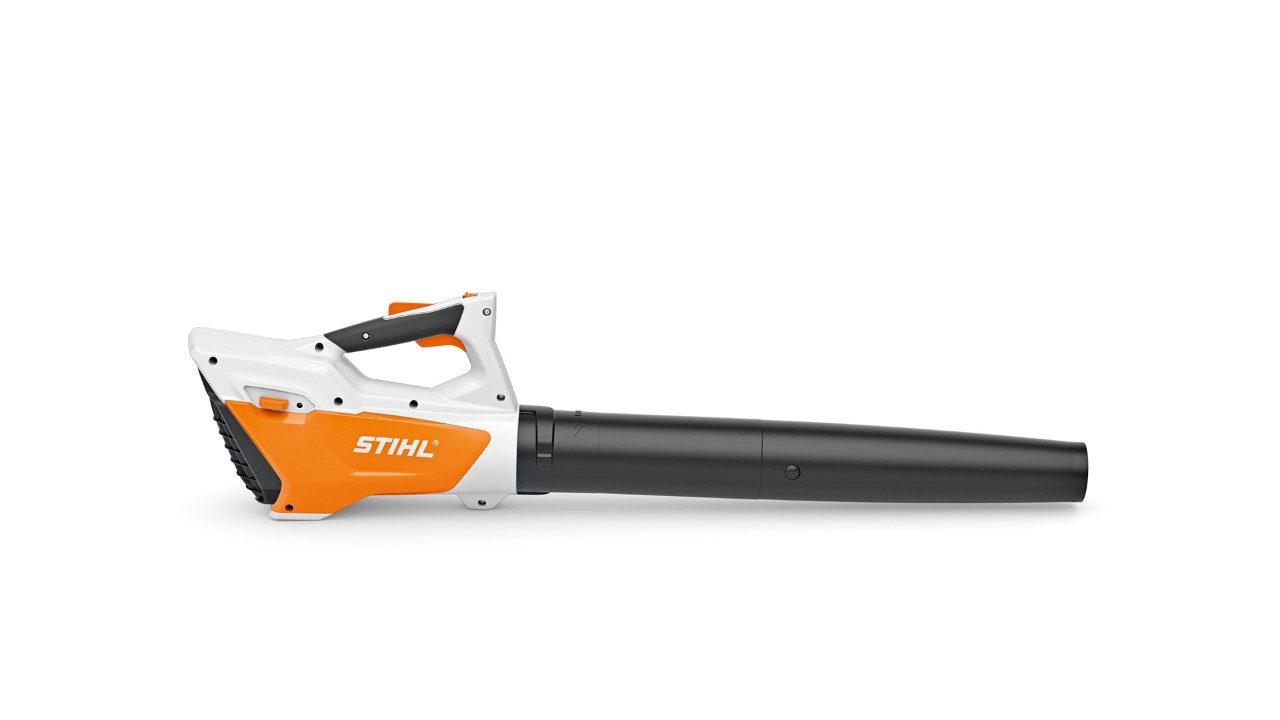 Cortasetos de batería STIHL HSA 26 para setos altos, arbustos y plantas próximas al suelo en jardines pequeños.