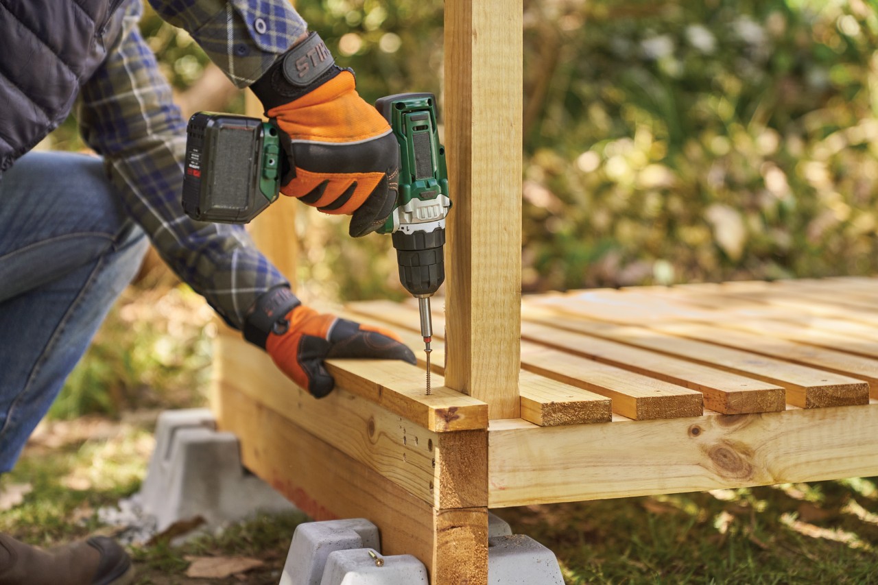 Cómo hacer un leñero de madera: listones atornillados para formar un suelo.