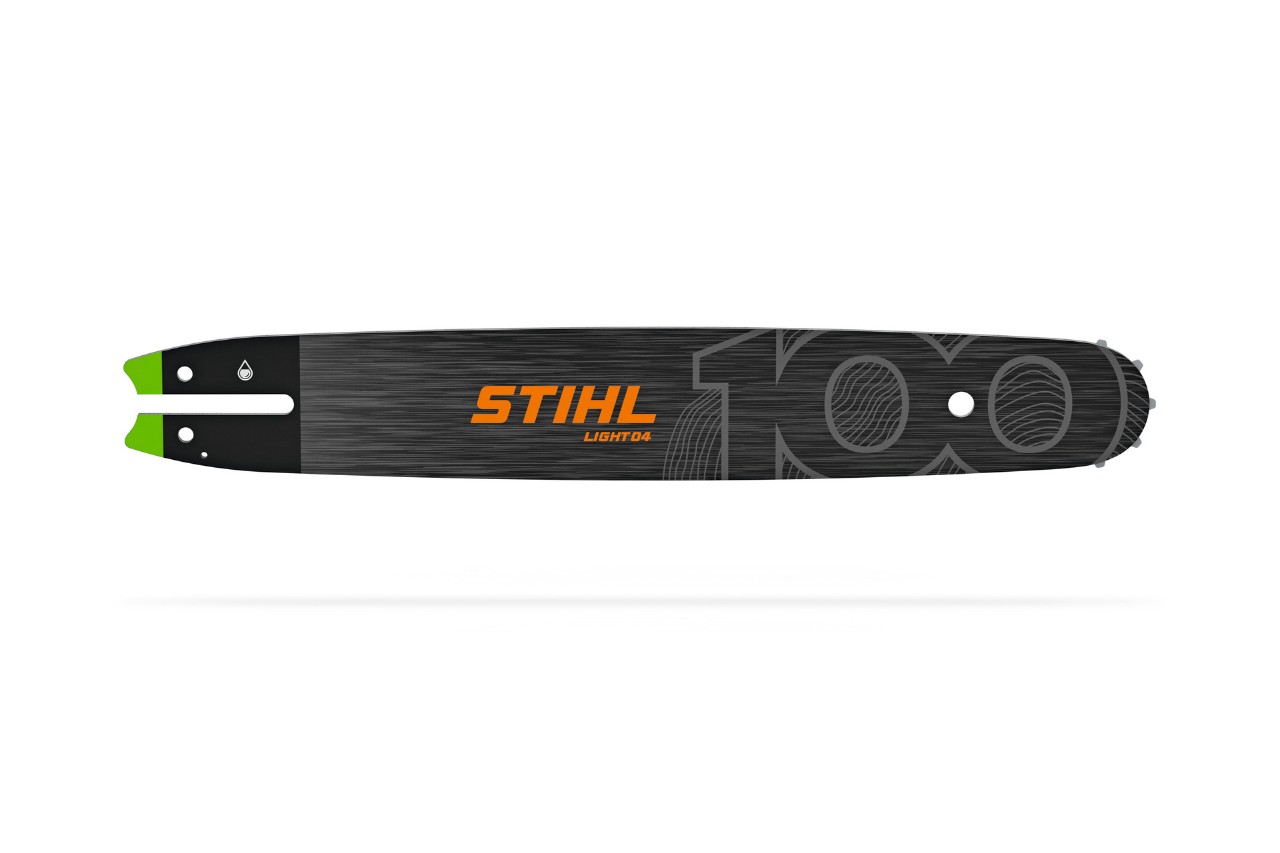 Barras guía Light 04 y Light 06 STIHL Edición Centenario, 100 aniversario, sobre un banco de madera.