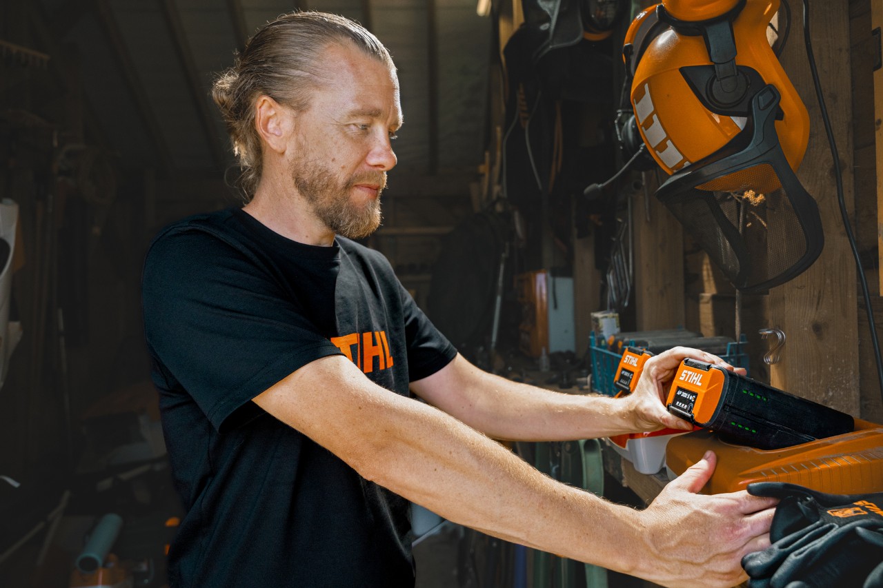 Andrew Wain coloca una batería en un cargador rápido STIHL