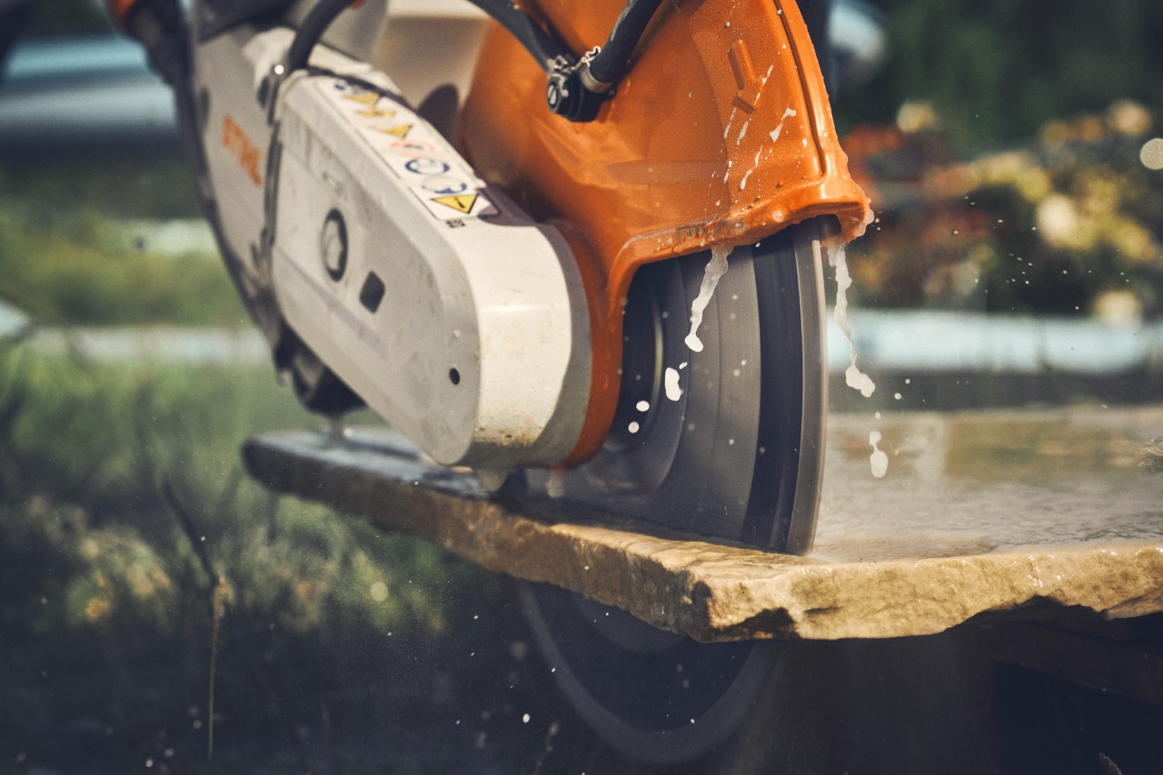  Primer plano del corte de losas de pavimento con la lijadora de corte sin cable STIHL TSA 300.
