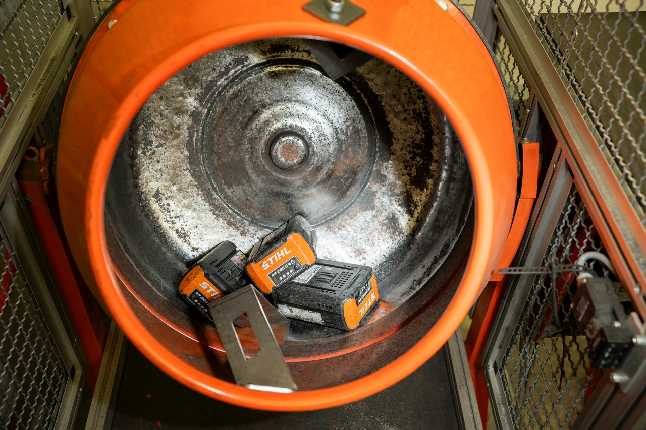 Paquetes de batería STIHL en un dispositivo de tambor giratorio