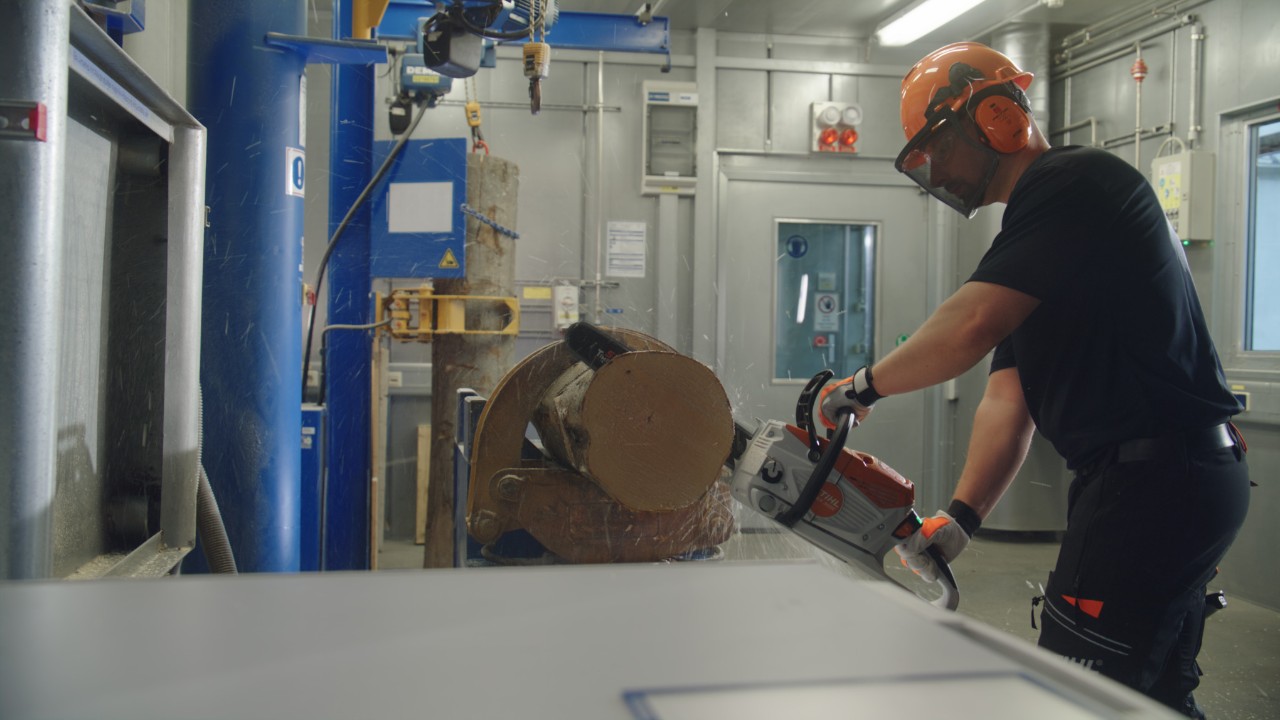 Una motosierra STIHL se prueba en una aplicación de serrado