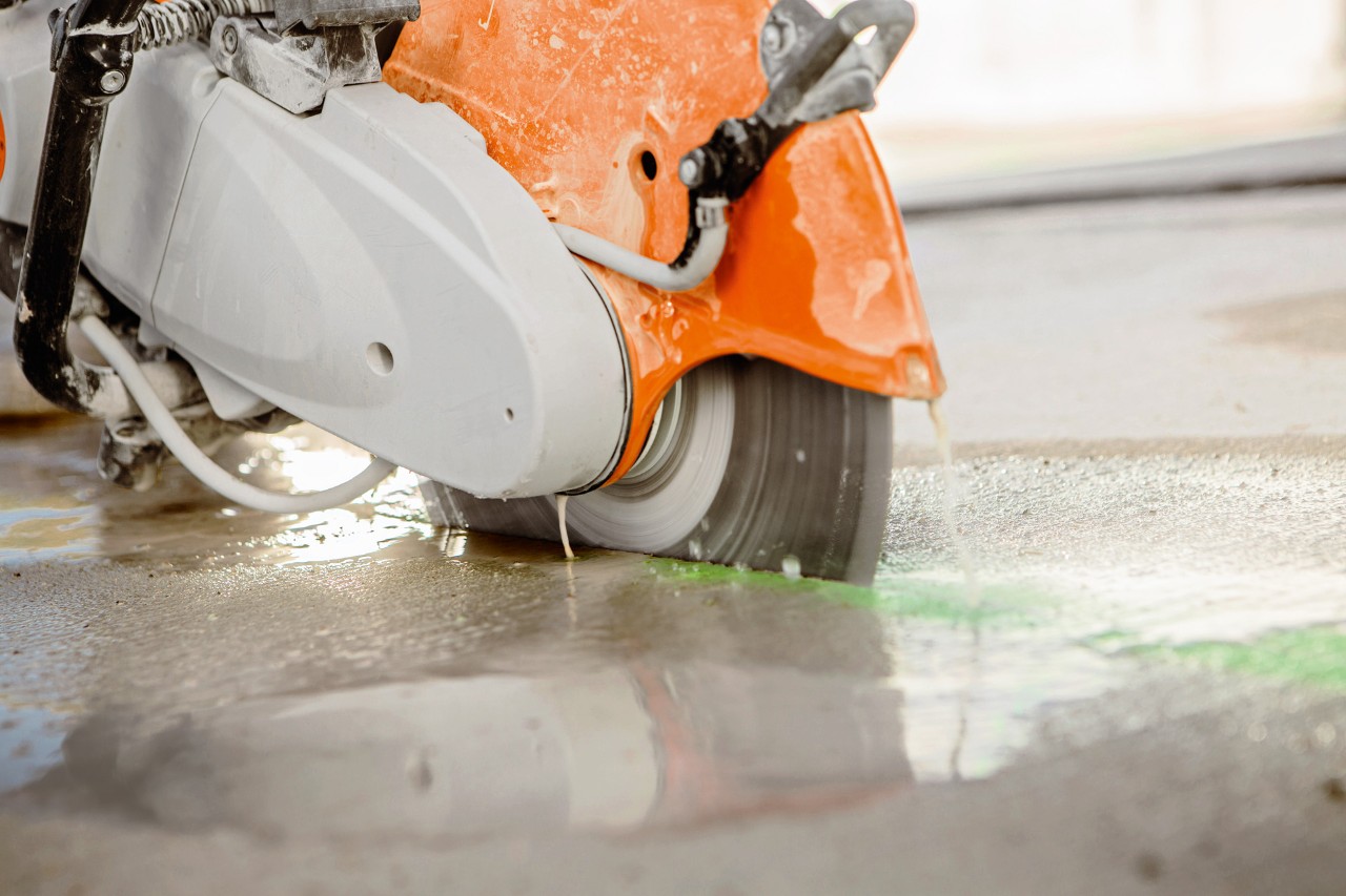 La tronzadora STIHL TS 440 con disco de diamante en funcionamiento