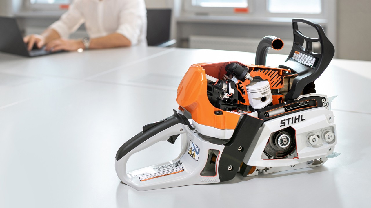 Una motosierra de gasolina STIHL MS 400 C-M con la espada desmontada y el pistón para motosierra expuesto.