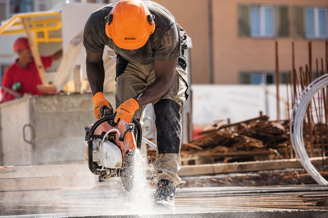 Un hombre trabaja en una obra con una tronzadora STIHL TS 500i
