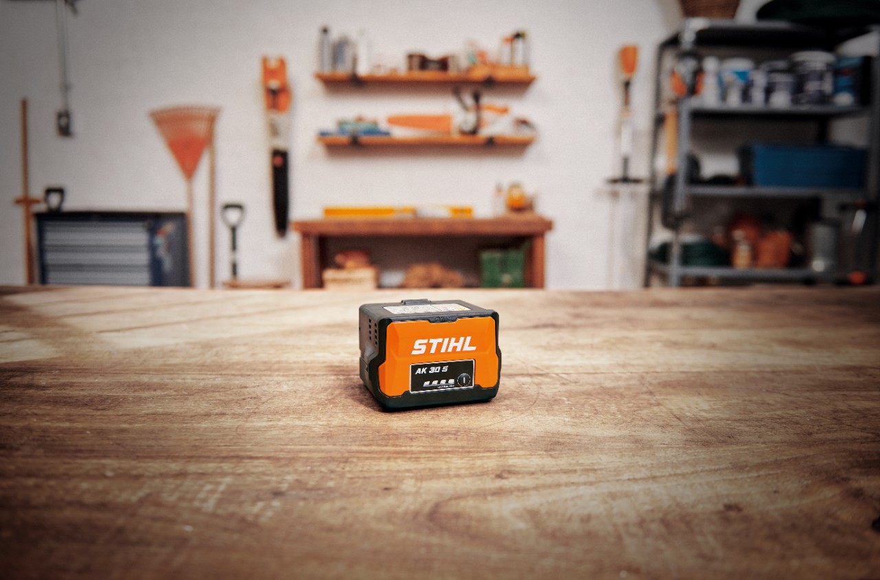 Taller con una batería STIHL AK 30 S sobre una mesa de madera 