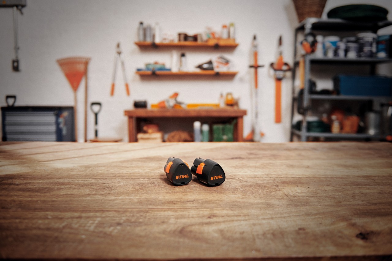 Taller con una batería STIHL AK 30 S sobre una mesa de madera 